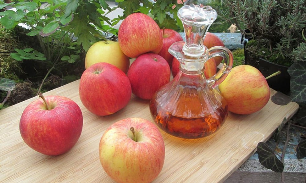 Red apples and apple cider vinegar, the detoxifying and digestive ingredients in Keto Spark Gummies.